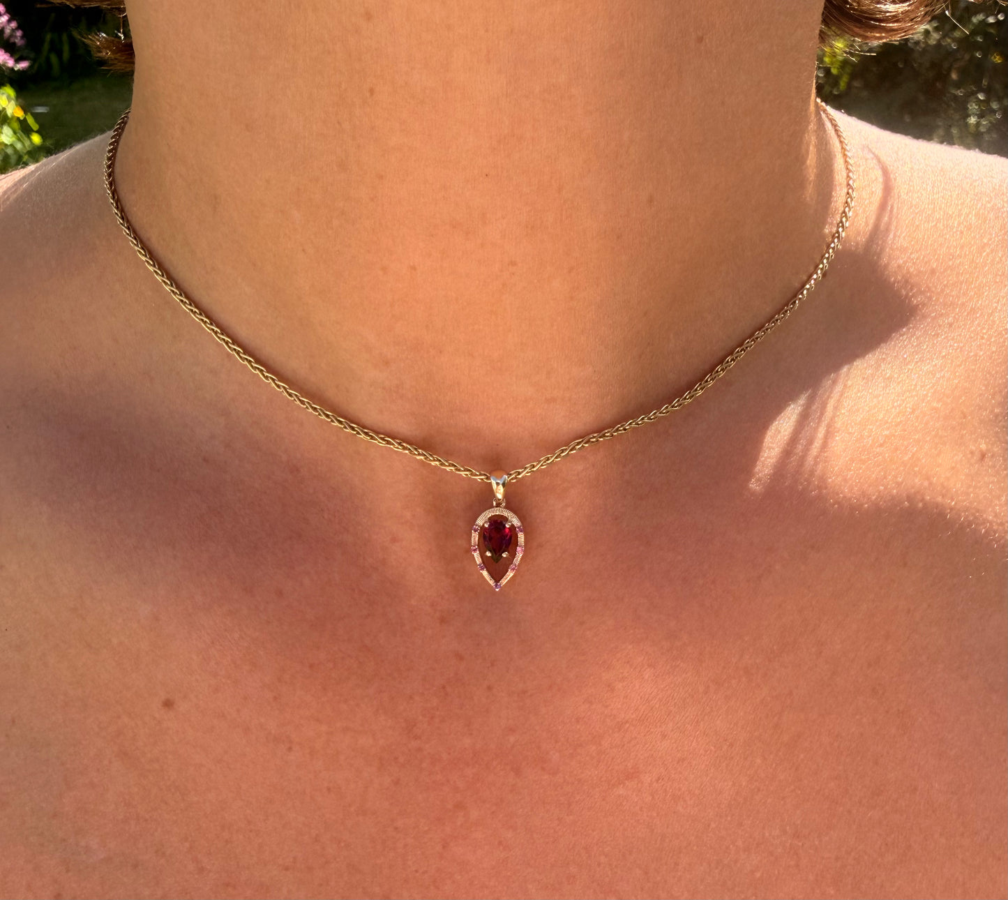 Lilith Charm I Garnet Rhodolite 9k Gold
