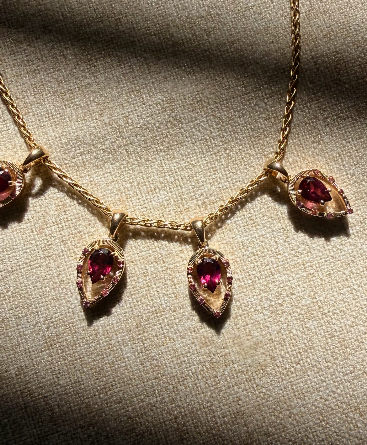 Lilith Charm I Garnet Rhodolite 9k Gold
