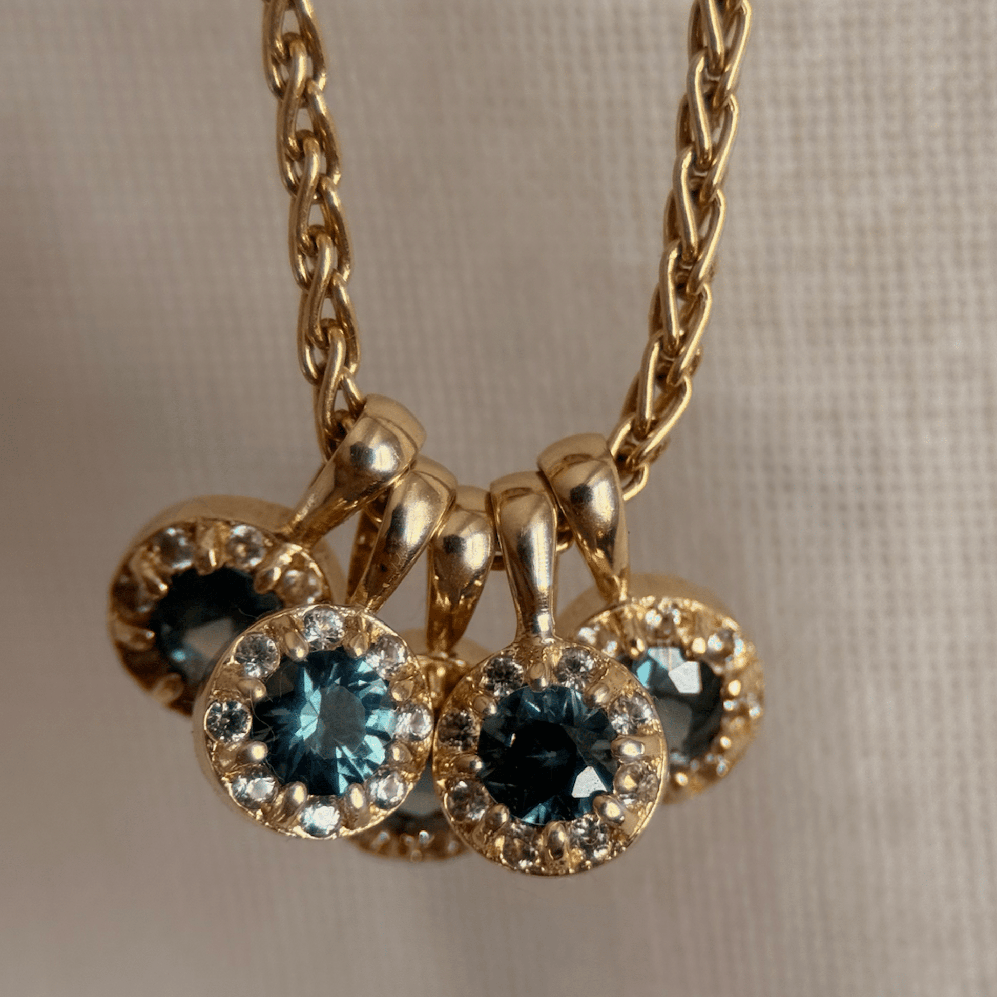 Goccia Charm I Sapphires 9k Gold - ALTRA Jewellery - 