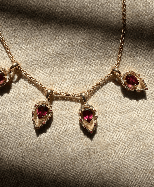 Lilith Charm I Garnet Rhodolite 9k Gold - ALTRA Jewellery -